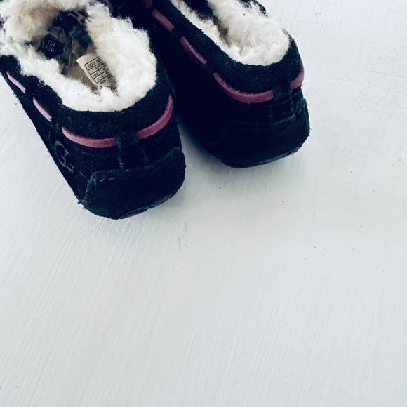 UGG KIDS MOCCASINS SIZE 1 suede  and purple lace - Picture 5 of 9